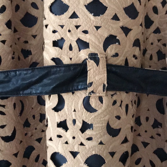 Beautiful laser cut trench coat. Caramel with black - Picture 4 of 7